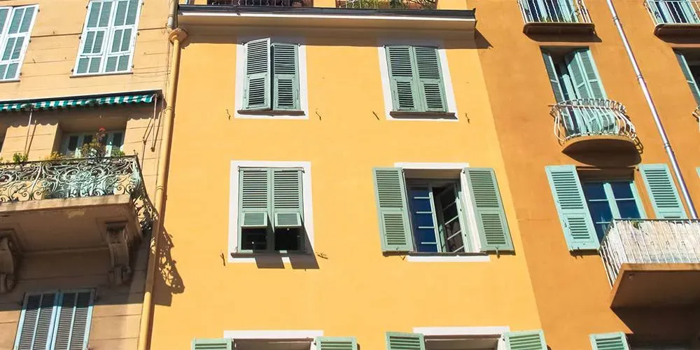 Fabrication et rénovation de persiennes et fenêtre en bois près de Saint-Laurent du Var