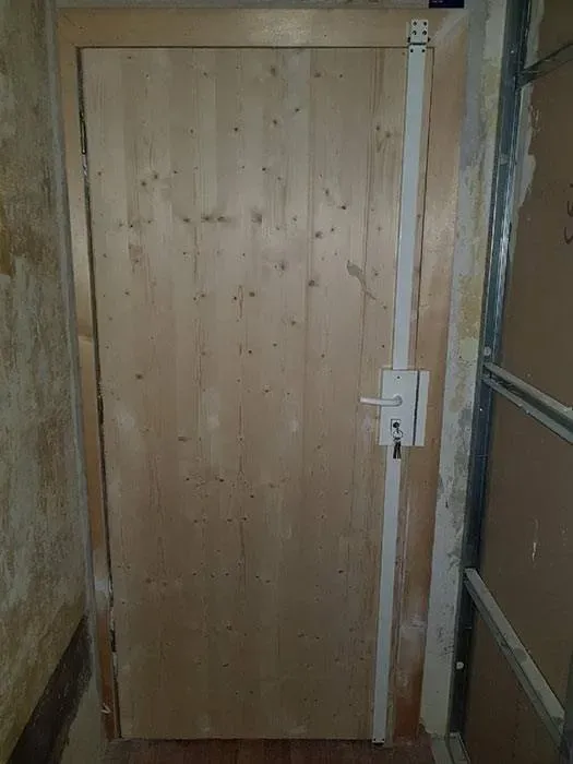 Porte en bois près de Saint-Laurent du Var